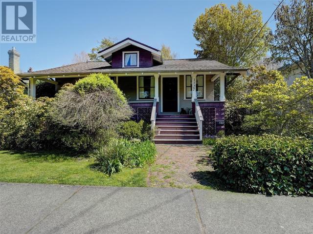 1727 Lee Ave, House detached with 2 bedrooms, 2 bathrooms and null parking in Victoria BC | Image 1