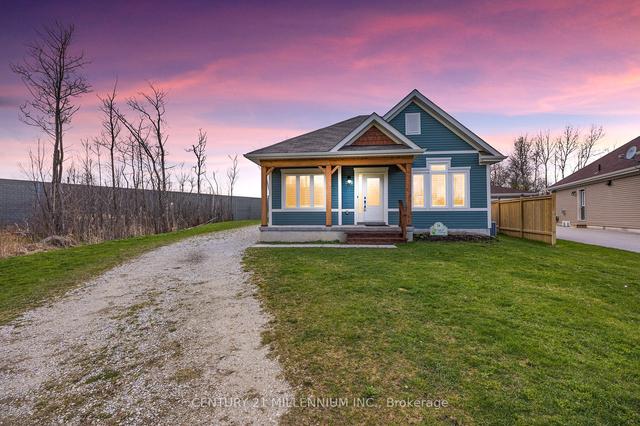 74 Robert St S, House detached with 2 bedrooms, 2 bathrooms and 10 parking in Wasaga Beach ON | Image 1