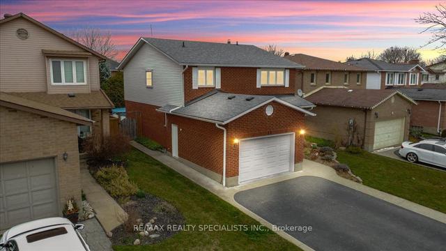 11 Harper St, House detached with 3 bedrooms, 4 bathrooms and 3 parking in Hamilton ON | Image 1