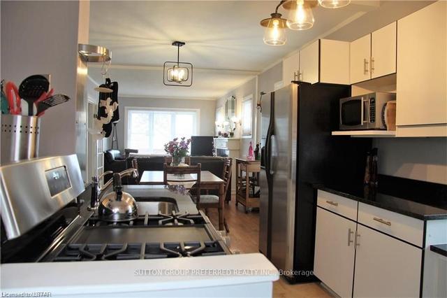 360 Oakland Ave, House detached with 3 bedrooms, 2 bathrooms and 2 parking in London ON | Image 3