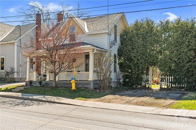 58 Lake Avenue E, House detached with 4 bedrooms, 2 bathrooms and 4 parking in Carleton Place ON | Image 1