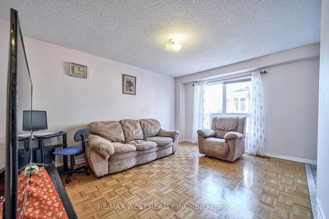 28 Pompano Pl, House attached with 3 bedrooms, 3 bathrooms and 3 parking in Brampton ON | Image 23