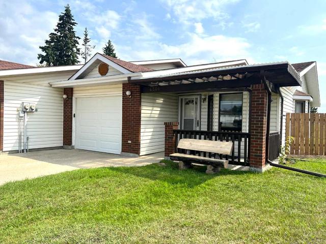 4501 52 Street, Home with 2 bedrooms, 1 bathrooms and 3 parking in Ponoka AB | Image 2