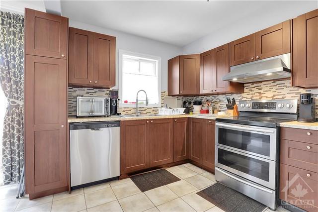 29 Whitegate Crescent, Townhouse with 3 bedrooms, 3 bathrooms and 3 parking in Ottawa ON | Image 12