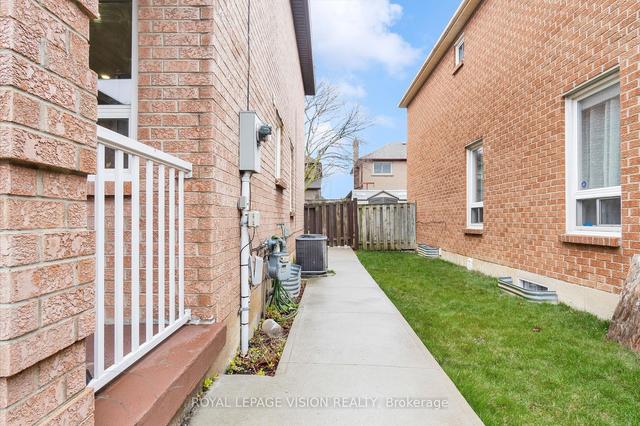 26 Ravenscroft Rd, House detached with 3 bedrooms, 4 bathrooms and 5 parking in Ajax ON | Image 27