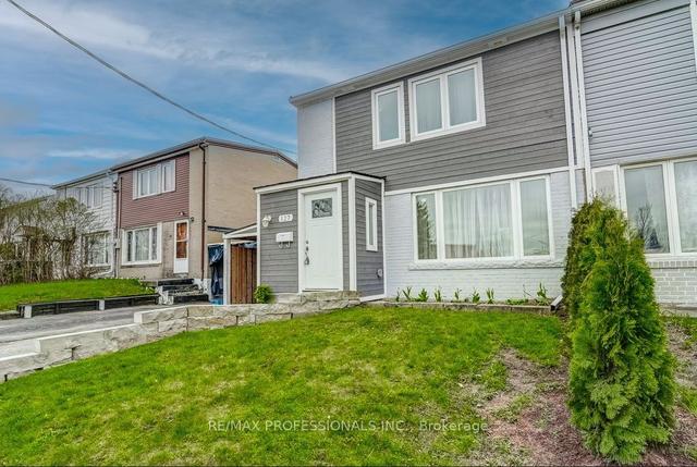127 Chestnut Cres, House semidetached with 3 bedrooms, 2 bathrooms and 2 parking in Toronto ON | Image 12