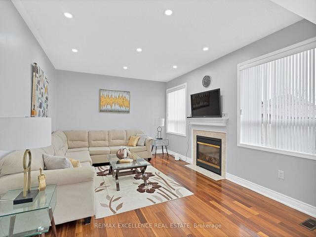 27 Dwyer Dr, House detached with 4 bedrooms, 4 bathrooms and 4 parking in Brampton ON | Image 4