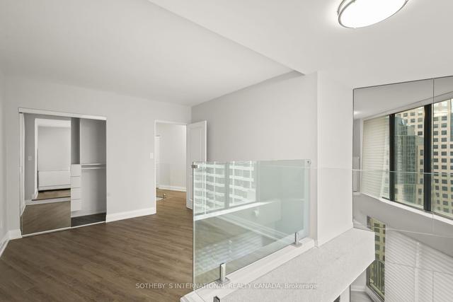 2208 - 33 Harbour Sq, Condo with 2 bedrooms, 3 bathrooms and 1 parking in Toronto ON | Image 17