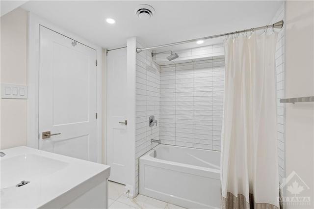 Full bathroom with high-end finishings. | Image 23