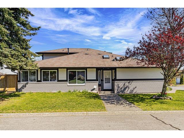 15153 96a Avenue, House detached with 4 bedrooms, 3 bathrooms and 4 parking in Surrey BC | Image 3