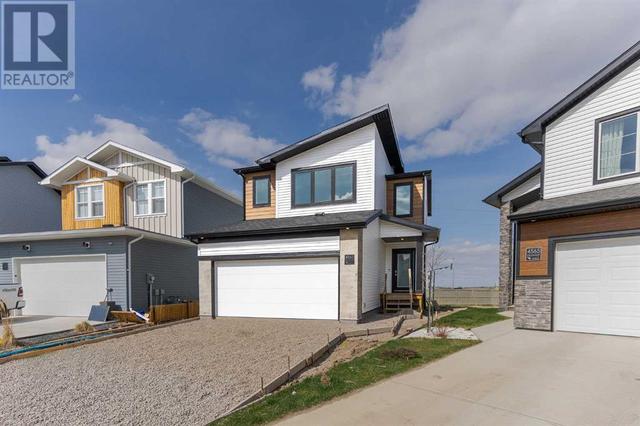 4561 25 Avenue S, House detached with 3 bedrooms, 2 bathrooms and 4 parking in Lethbridge AB | Image 1