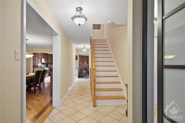 35 Ivylea Street, House detached with 4 bedrooms, 3 bathrooms and 5 parking in Ottawa ON | Image 4