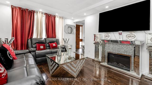 28 Gravenhurst Ave, House semidetached with 4 bedrooms, 4 bathrooms and 7 parking in Toronto ON | Image 2