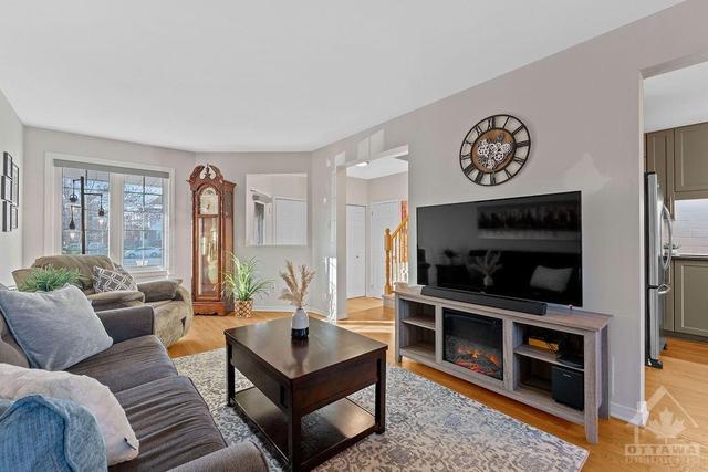 32 Ravenscroft Court, Townhouse with 3 bedrooms, 3 bathrooms and 3 parking in Ottawa ON | Image 9