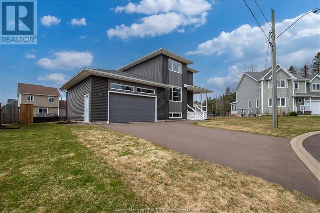 16 Lauvriere Crt, House detached with 5 bedrooms, 3 bathrooms and null parking in Moncton NB | Image 2