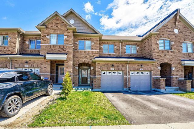 32 Davenfield Circ, House attached with 3 bedrooms, 4 bathrooms and 3 parking in Brampton ON | Image 1