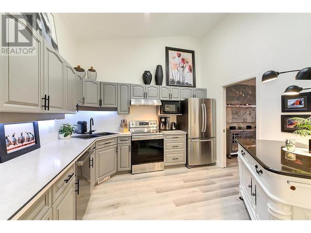 102 - 1885 Parkview Crescent, House attached with 4 bedrooms, 3 bathrooms and 4 parking in Kelowna BC | Image 14