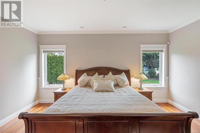 1705 De Sousa Pl, House detached with 4 bedrooms, 4 bathrooms and 2 parking in Saanich BC | Image 24