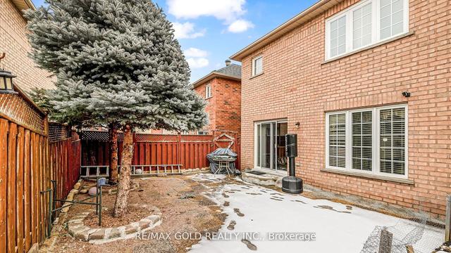 19 Ridgefield Crt, House detached with 4 bedrooms, 4 bathrooms and 5 parking in Brampton ON | Image 35