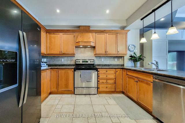 139 Tanglewood Dr, House attached with 3 bedrooms, 3 bathrooms and 3 parking in Hamilton ON | Image 2
