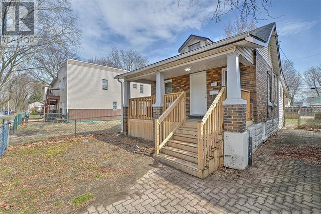 3623 Queen, House detached with 3 bedrooms, 2 bathrooms and null parking in Windsor ON | Image 2