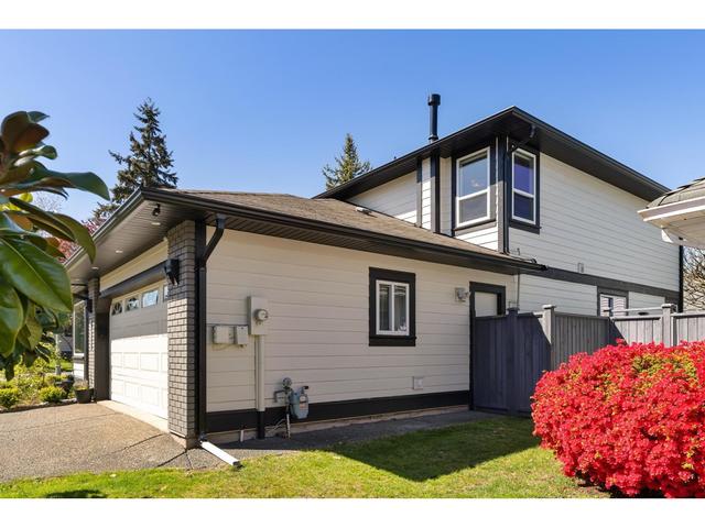 15153 96a Avenue, House detached with 4 bedrooms, 3 bathrooms and 4 parking in Surrey BC | Image 2