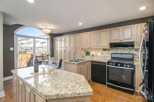 48 Sunvale Way, Townhouse with 3 bedrooms, 3 bathrooms and 4 parking in Ottawa ON | Image 9