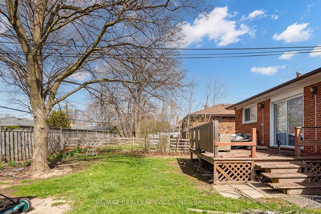 24 Holbeach Rd, House detached with 3 bedrooms, 3 bathrooms and 4 parking in Toronto ON | Image 6