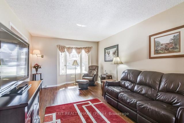 119 Major Wm. Sharpe Dr, House detached with 3 bedrooms, 2 bathrooms and 5 parking in Brampton ON | Image 4