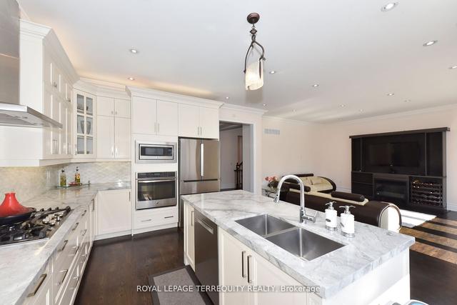 177 Townsgate Dr, House detached with 4 bedrooms, 5 bathrooms and 6 parking in Vaughan ON | Image 3
