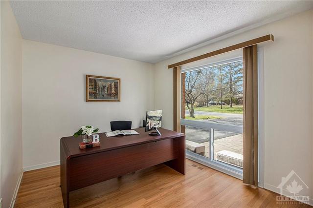 10 Selwyn Crescent, House detached with 5 bedrooms, 3 bathrooms and 6 parking in Ottawa ON | Image 17