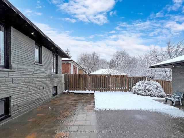 125 Pandora Circ, House detached with 2 bedrooms, 2 bathrooms and 7 parking in Toronto ON | Image 31