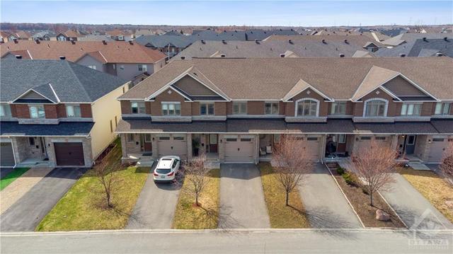 233 Gossamer Street, Townhouse with 3 bedrooms, 3 bathrooms and 3 parking in Ottawa ON | Image 2
