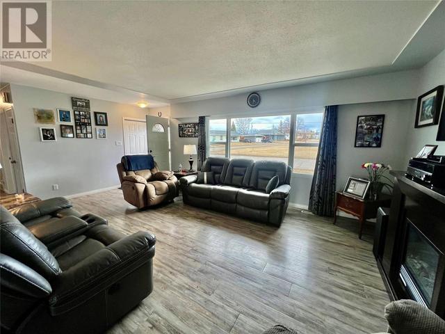 1528 111 Avenue, House detached with 4 bedrooms, 1 bathrooms and 2 parking in Dawson Creek BC | Image 2