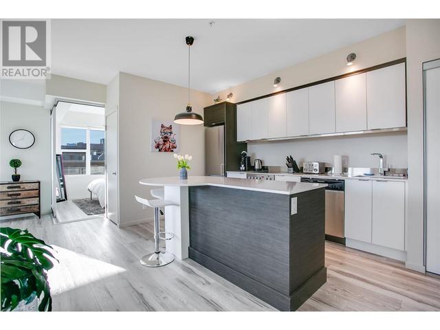 408 - 1350 St Paul Street, Condo with 2 bedrooms, 1 bathrooms and 1 parking in Kelowna BC | Image 3