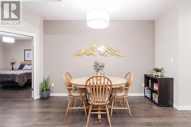 Family sized dining area | Image 8