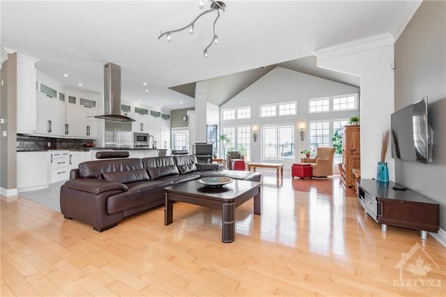 1367 Ste Marie Street, House detached with 5 bedrooms, 3 bathrooms and 10 parking in Russell ON | Image 4