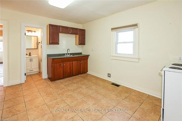 250 Niagara St, House detached with 2 bedrooms, 1 bathrooms and 2 parking in St. Catharines ON | Image 2