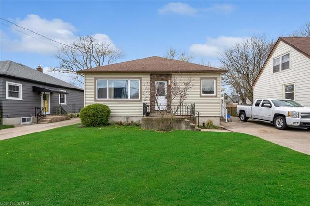 17 Grove Avenue, House detached with 2 bedrooms, 1 bathrooms and 3 parking in St. Catharines ON | Image 1