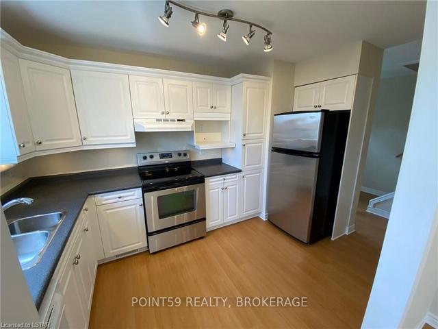 91 - 280 Homestead Cres, Townhouse with 3 bedrooms, 2 bathrooms and 2 parking in London ON | Image 3