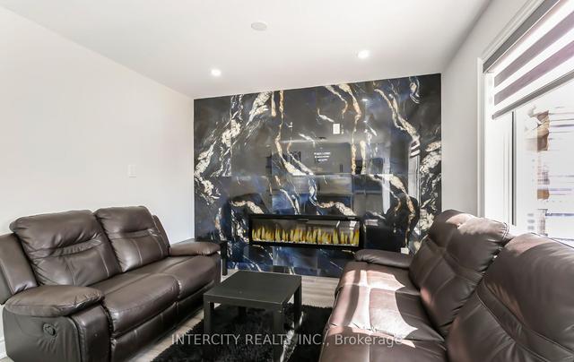 59 Silkwood Cres, House detached with 3 bedrooms, 4 bathrooms and 5 parking in Brampton ON | Image 3