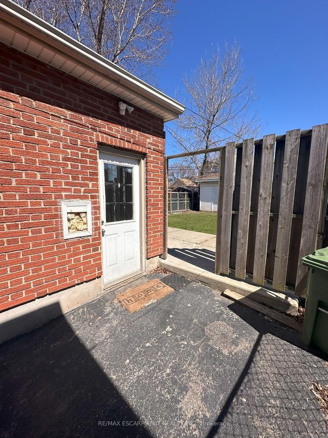 148 Walter Ave N, House detached with 2 bedrooms, 2 bathrooms and 2 parking in Hamilton ON | Image 6