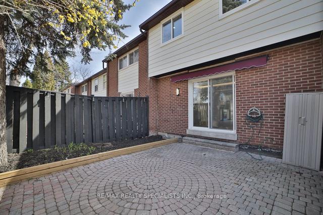 2094 Lakeshore Rd W, Townhouse with 4 bedrooms, 3 bathrooms and 1 parking in Oakville ON | Image 12