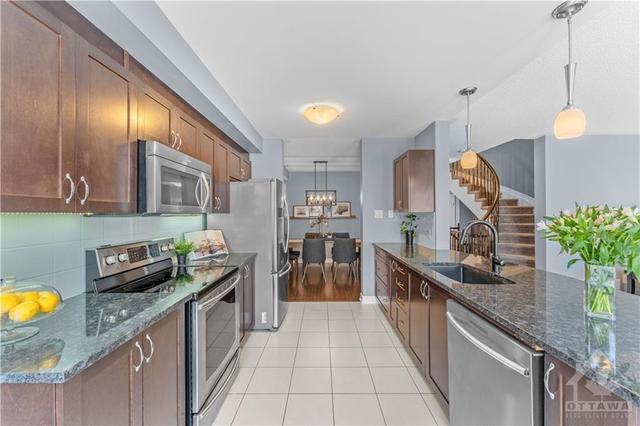 233 Gossamer Street, Townhouse with 3 bedrooms, 3 bathrooms and 3 parking in Ottawa ON | Image 10