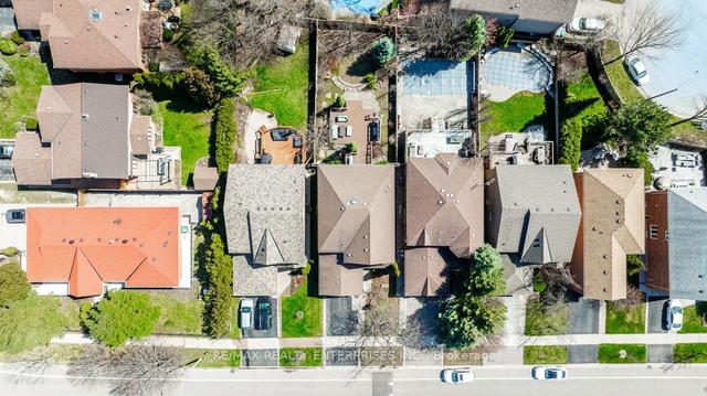 1127 Queen St W, House detached with 4 bedrooms, 4 bathrooms and 6 parking in Mississauga ON | Image 35