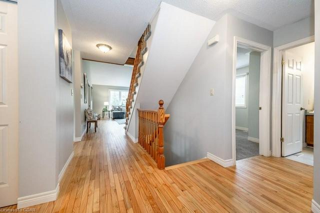 5 Wild Rose Court, House detached with 3 bedrooms, 2 bathrooms and 3 parking in Guelph ON | Image 2