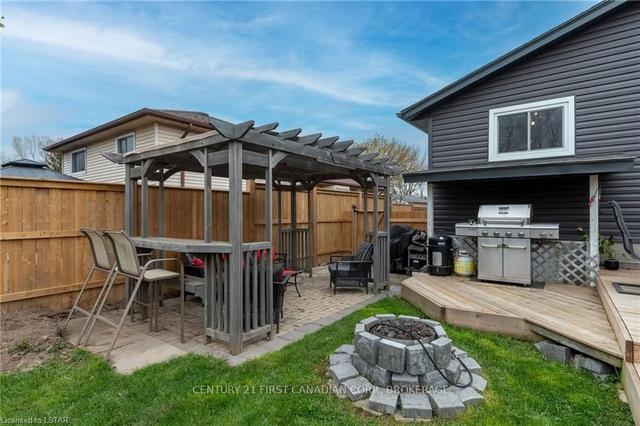 174 Portsmouth Cres, House detached with 2 bedrooms, 1 bathrooms and 4 parking in London ON | Image 33