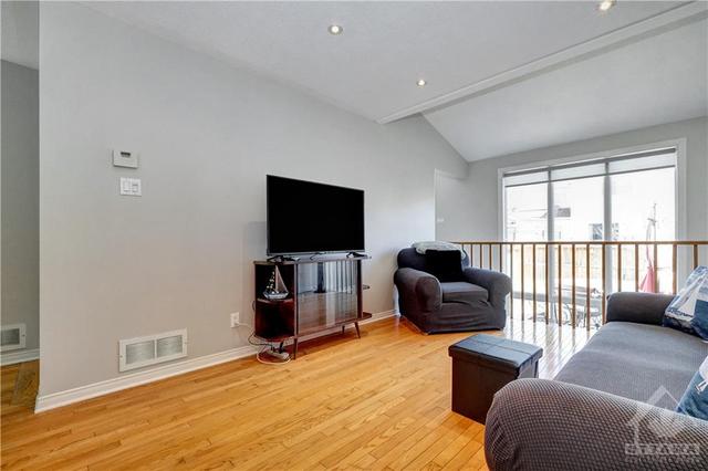 2049 Sunland Drive, Townhouse with 3 bedrooms, 3 bathrooms and 3 parking in Ottawa ON | Image 6