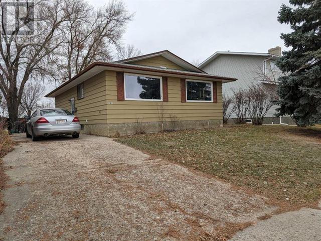 1938 1 Avenue Ne, House detached with 3 bedrooms, 1 bathrooms and 2 parking in Medicine Hat AB | Image 2