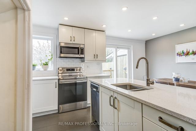 127 Chestnut Cres, House semidetached with 3 bedrooms, 2 bathrooms and 2 parking in Toronto ON | Image 7